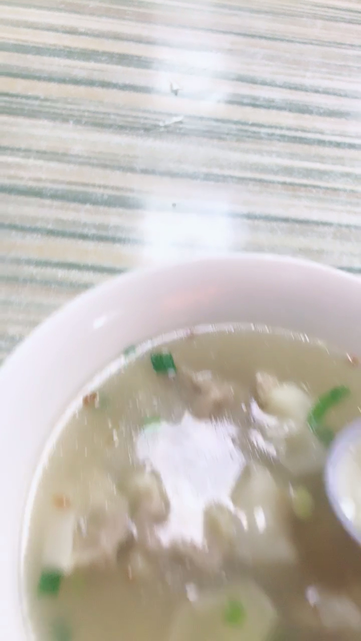 据说这是一碗有故事的扁肉。故事太长。就不说了。