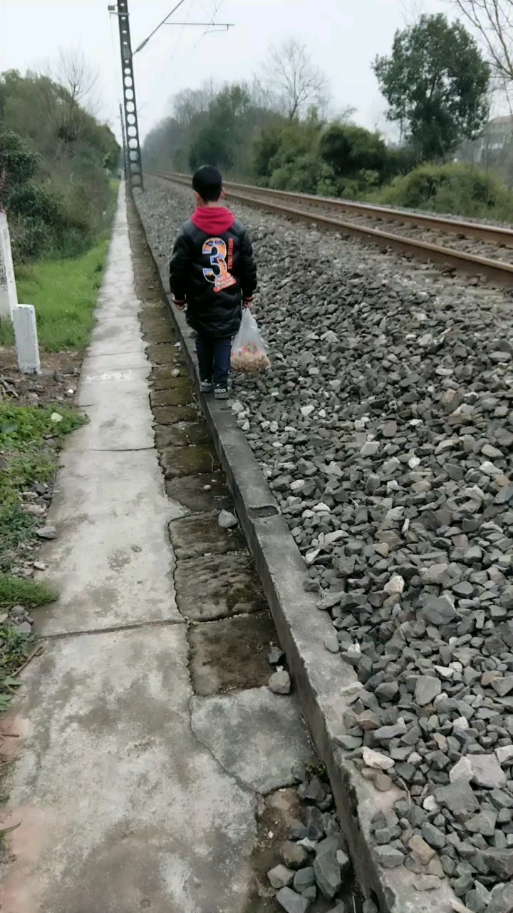 走在铁路的边边上.,……