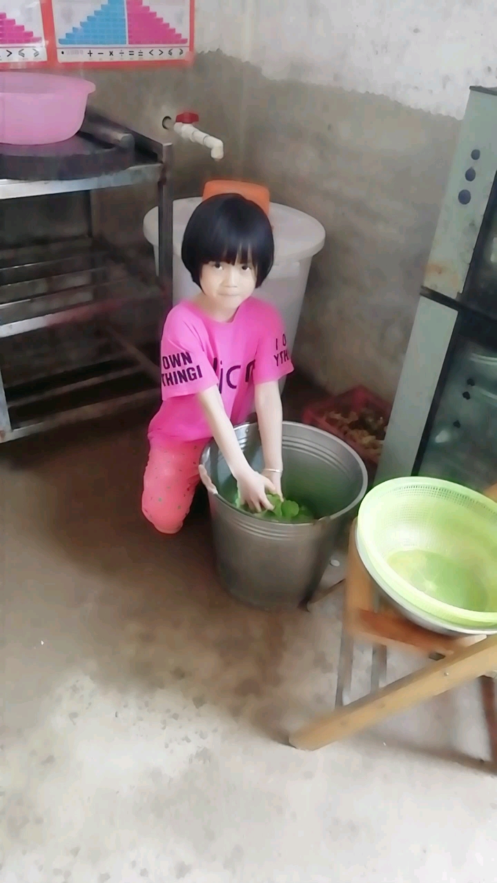 #小度放映厅·萌娃才艺秀#宝宝很勤快能帮妈妈洗菜了
