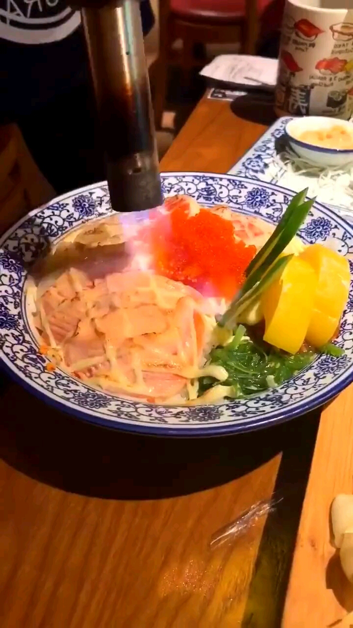 日本特色火焰八宝生鱼片拌饭,结果服务员一上来……这是要我去医院的节奏?