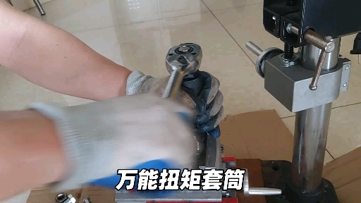 #全民独门绝技咖#万能扭矩套筒,俗称鳄鱼钳,由中国工程师研发设计。用于不同形状、不同大小螺