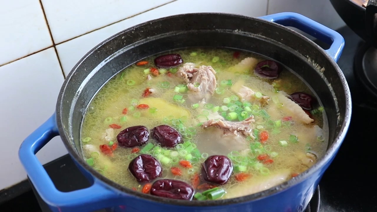 #炖鸡汤#炖鸡汤这样炖才好喝,鸡汤鲜美不腻,鸡肉嫩滑,原汁原味有营养