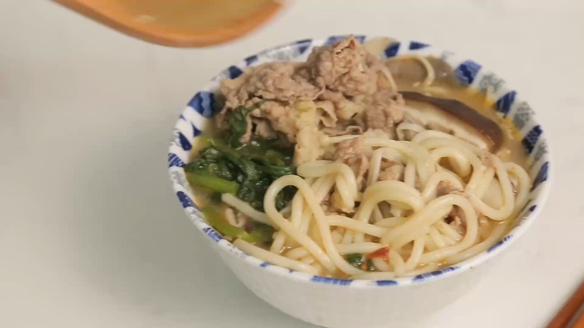 天气冷了,这碗火锅面热气腾腾,鲜香开胃。有牛肉有蘑菇有面条有蔬菜,几分钟做好,早
