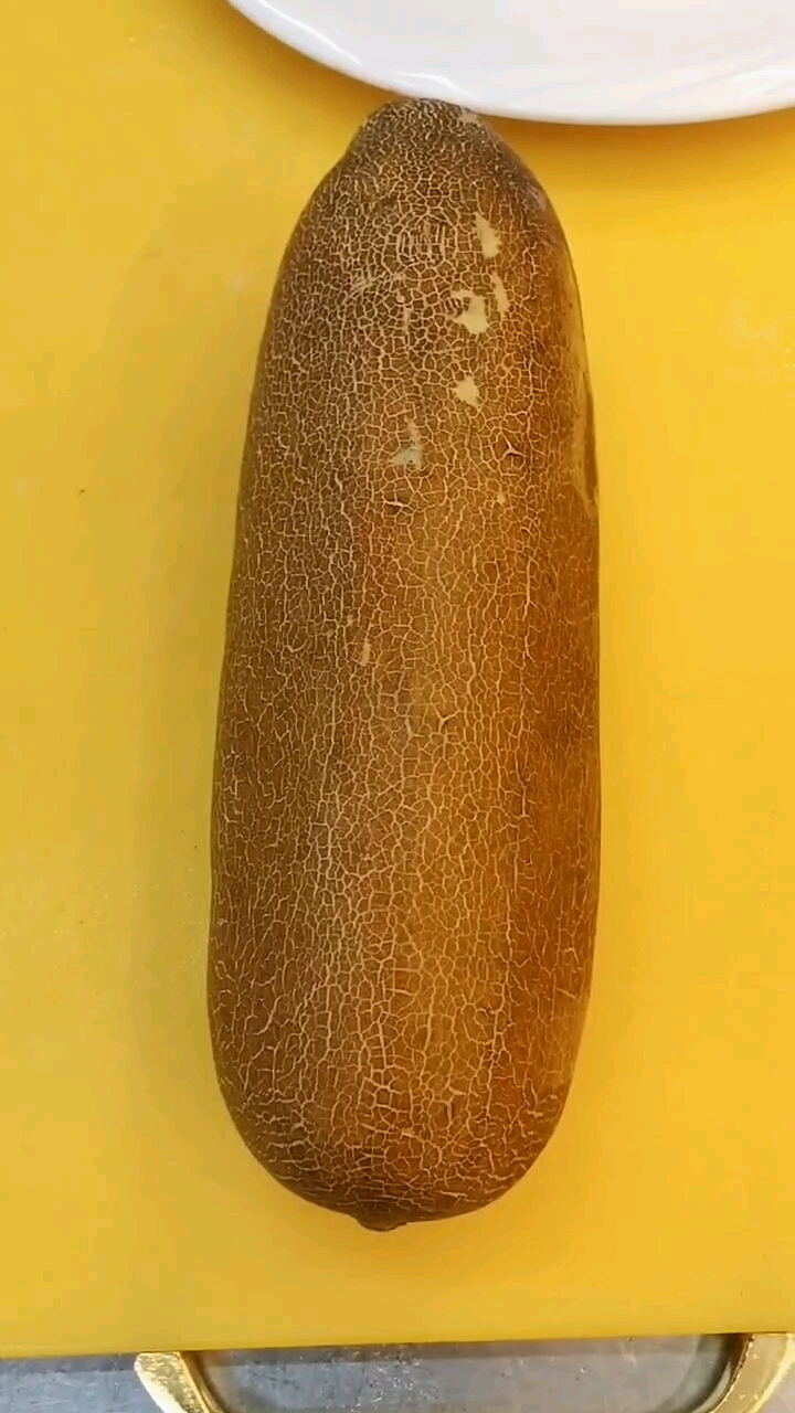 今天教大家制作炒老黄瓜很多人都应该吃过哦!