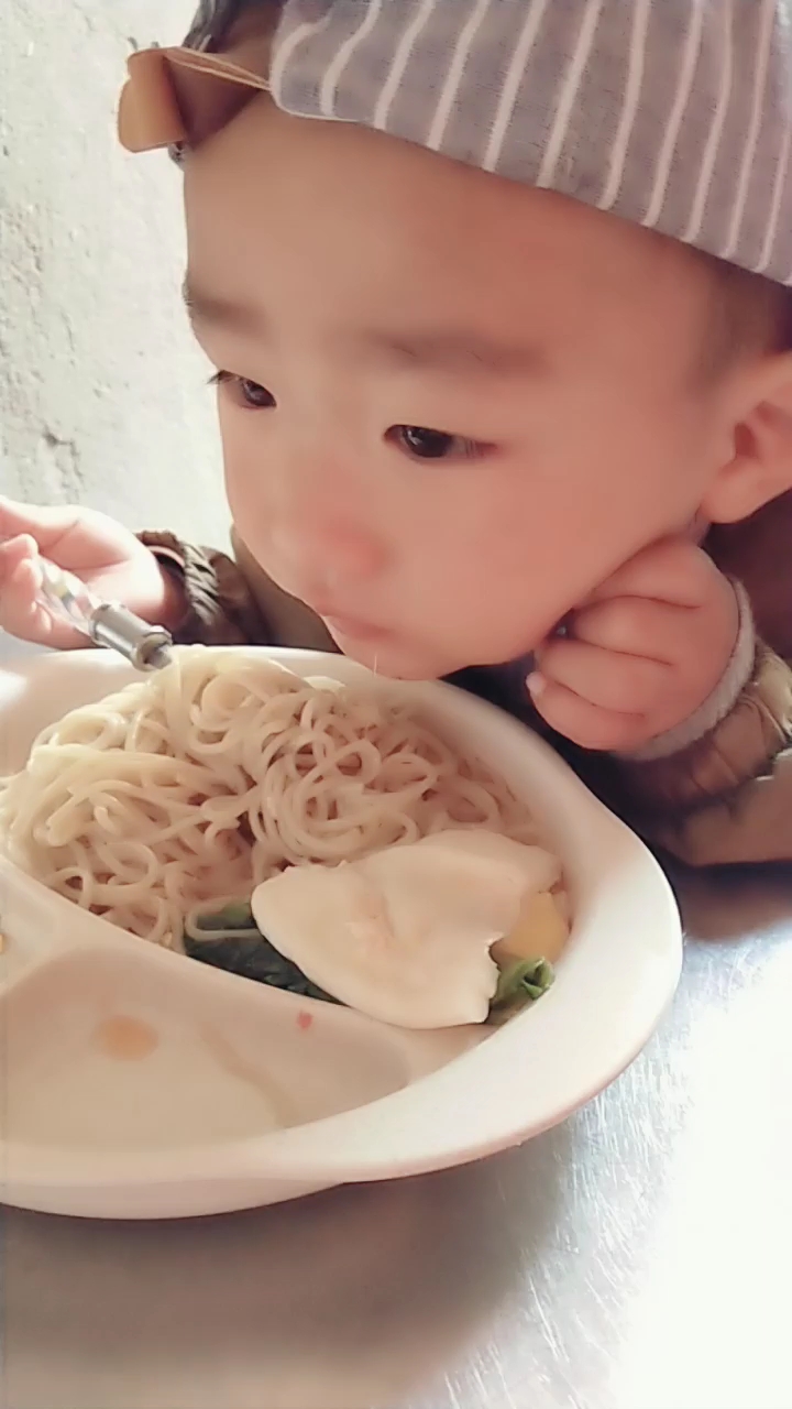 西红柿青菜鸡蛋面,喜欢吃面条的小帅哥