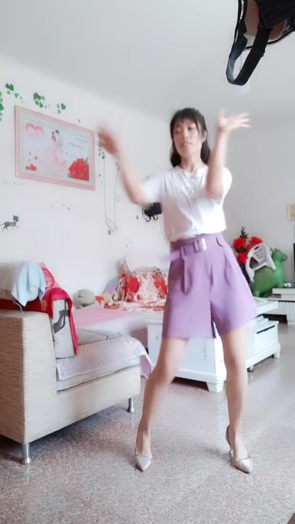 为了抓住鞋子,脚背青筋暴起跳的动作都不自然了,还是金木鱼鞋子好穿,活动自如