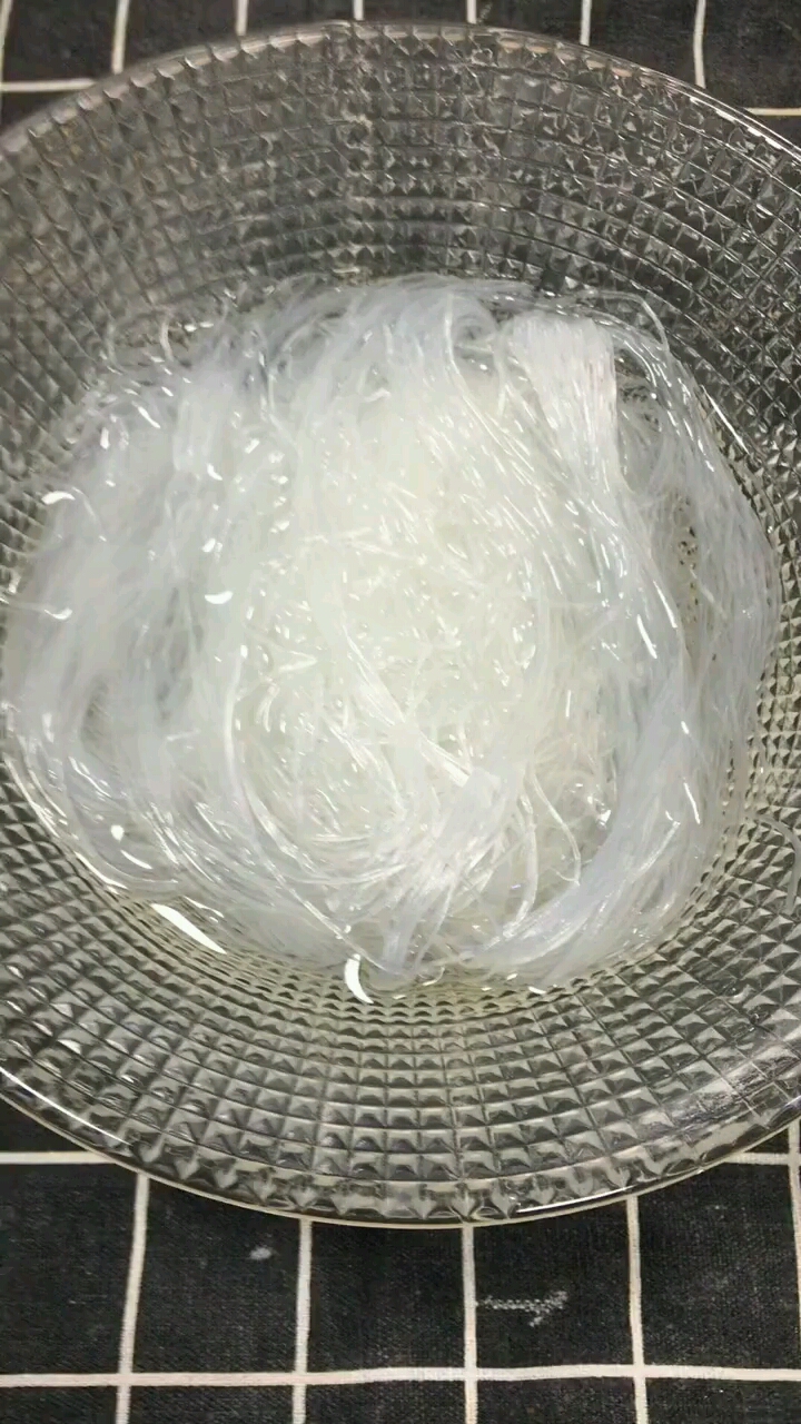 肉末粉丝煲做法:粉丝提前用水泡软,锅烧油放肉末炒香加蒜,豆瓣酱炒出红油,倒入粉
