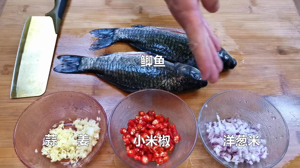 鲫鱼别炖汤了加点老干妈教你新吃法鲜嫩又多汁上桌就扫光