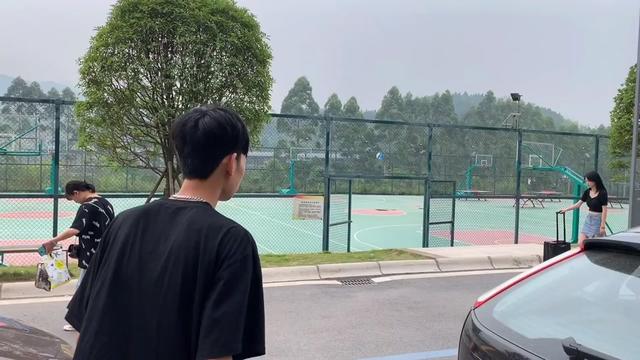 虽然和刘然吵架了但是他不顾一切放下他所谓的面子来找我其实让我很感动??@长腿夫妇??异地恋
