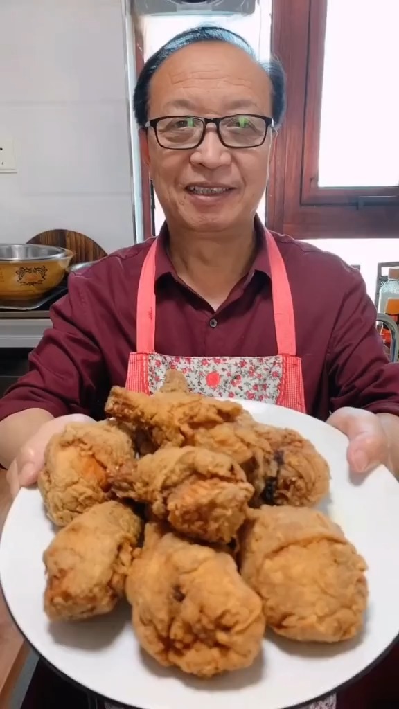 #清明节。#香酥脆皮炸鸡腿做法,炸好的鸡腿脆皮壳超级酥脆,味道特别棒,做法也很简单