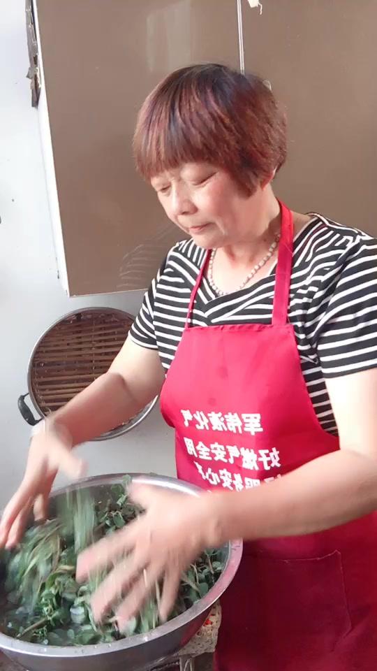 老铁们,早上好。准备蒸马玲菜吃。有吃的没有?田心 田心,