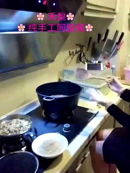  纯手工阿胶糕,拒绝添加任何色素、香料和化学添加剂,让您真正体会健康是可以吃出来
