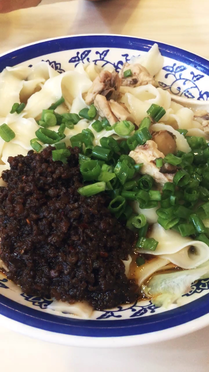 说的是香菇炖鸡刀削面,香菇啦……