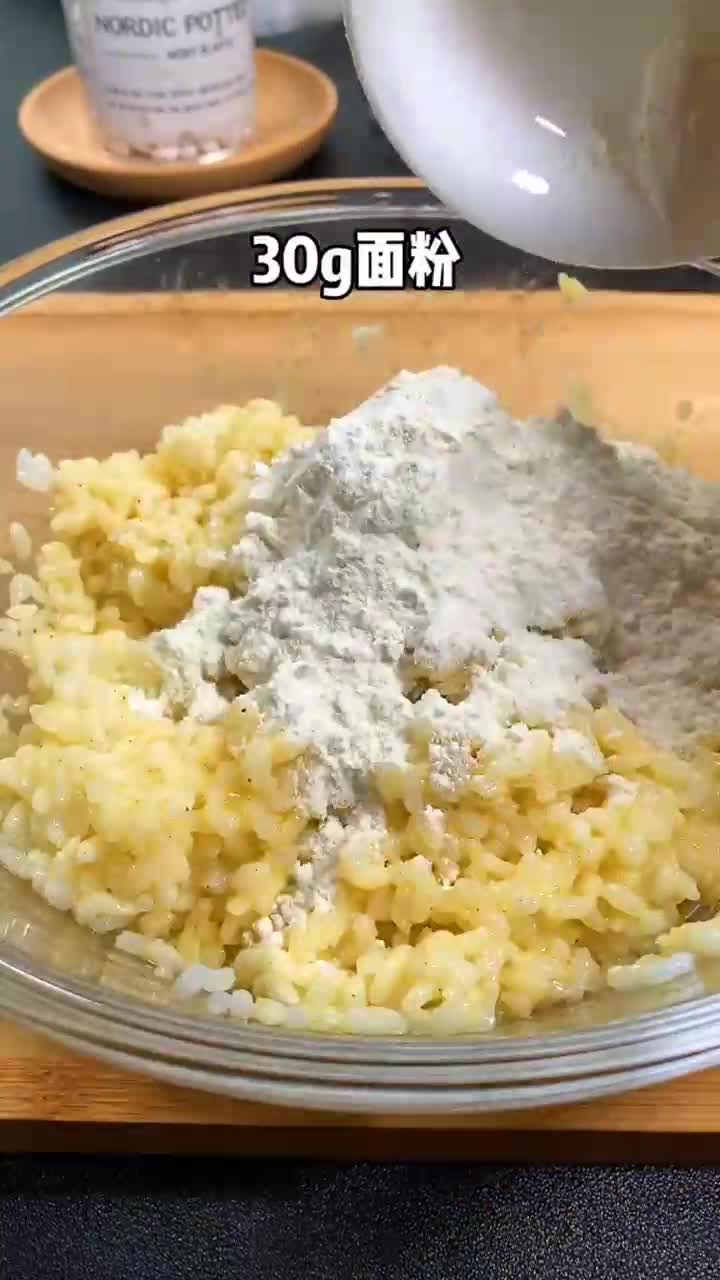 吃不完的米饭不要扔,做成锅巴嘎嘣脆,香滴很～剩米饭做法锅巴
