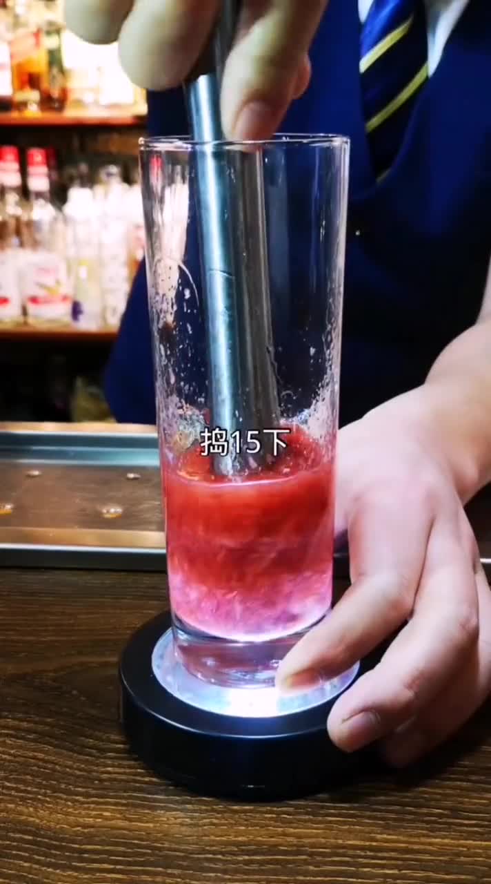 家庭版鸡尾酒第三款;江小白、养乐多、rio、草莓