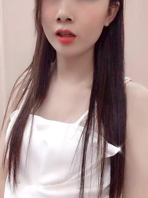 现在的男生约女生都是请喝奶茶都不会主动请人家喝酒的,喝奶茶成本高又不会醉,喝酒成本低醉了又