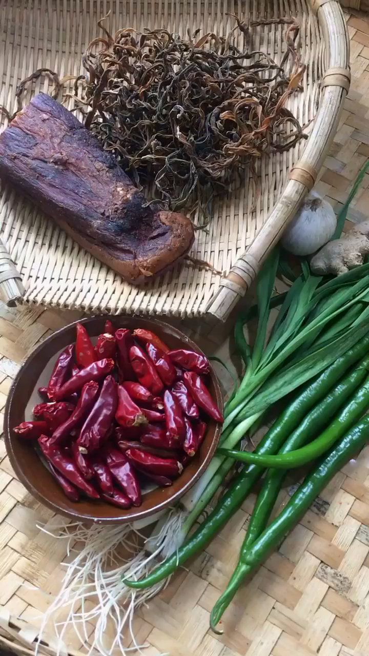 #美食#老家寄来的干豇豆洗一下爆炒,特别好吃