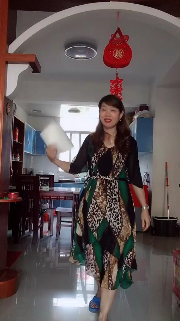 哼,对付这种一毛不拔的铁公鸡就该来点狠招,纯属娱乐