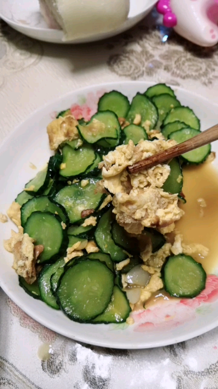 自己做的黄瓜炒鸡蛋,和香菇油菜炒肉