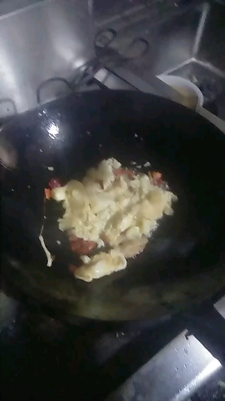 火腿炒鸡蛋盖饭出锅啦。
