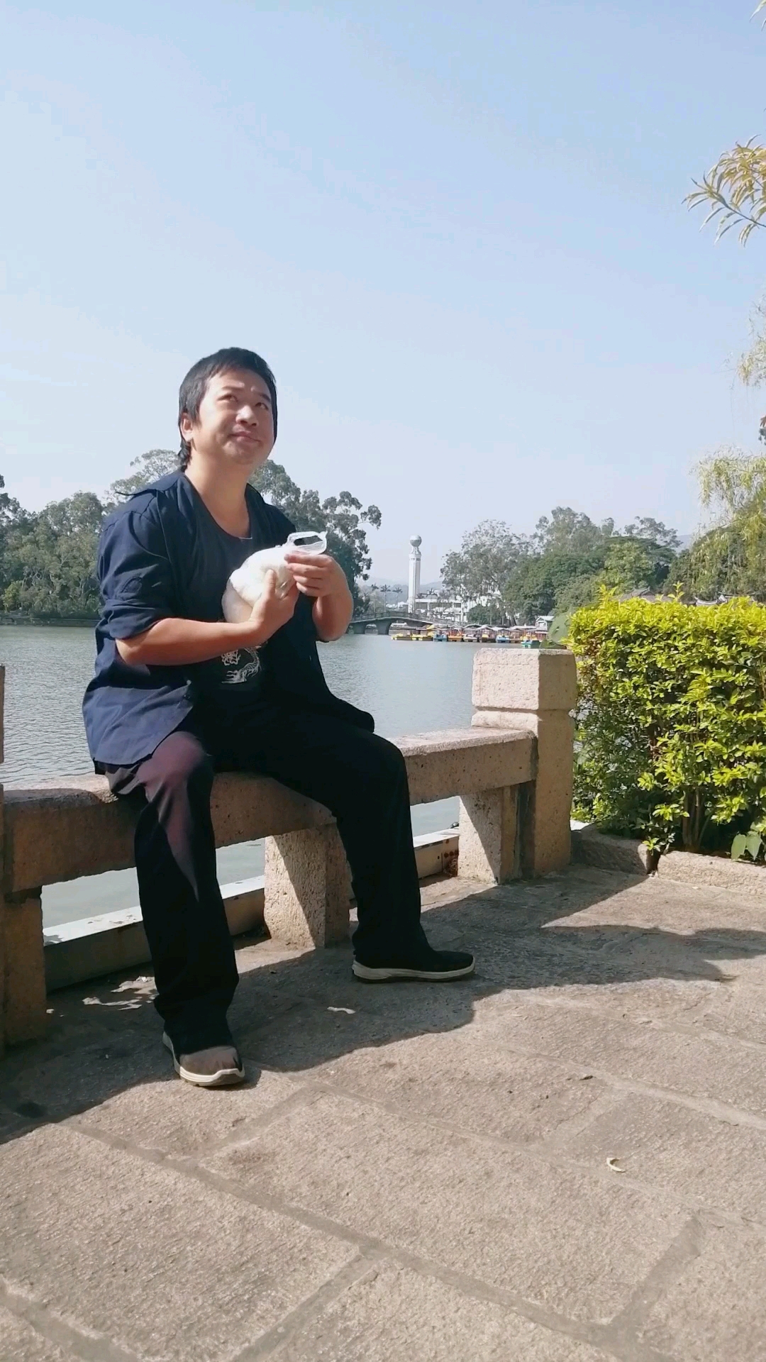 小兔子不是都是喜欢吃胡罗卜,怎么这小兔子喜欢吃馒头?你支持小兔子今天的做法吗?