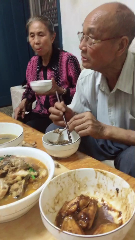 这个男人不帅沒钱,但爱做饭,孝顺,只要一有时间就会做好吃营养的饭菜给家人吃。