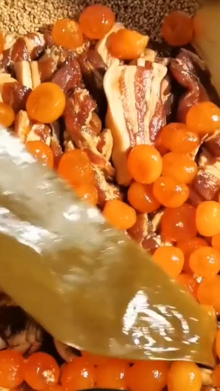 这些都是包粽子的食材,用的都是新鲜的,你认得这素材吗