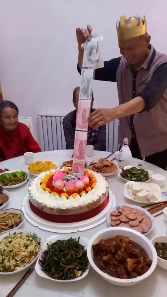 #搞笑段子#老父亲的生日饭桌上,儿媳妇准备的蛋糕,老父亲开心了!