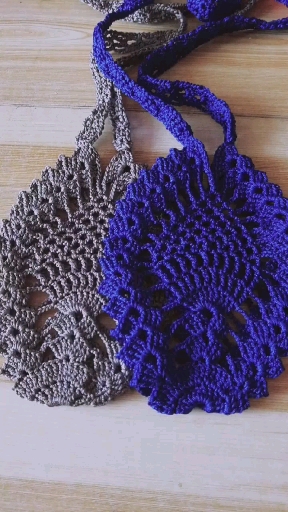 #传艺计划#美人鱼手机袋教程1:手指绕线法,三个辫子针起立,在线圈里钩22个长针