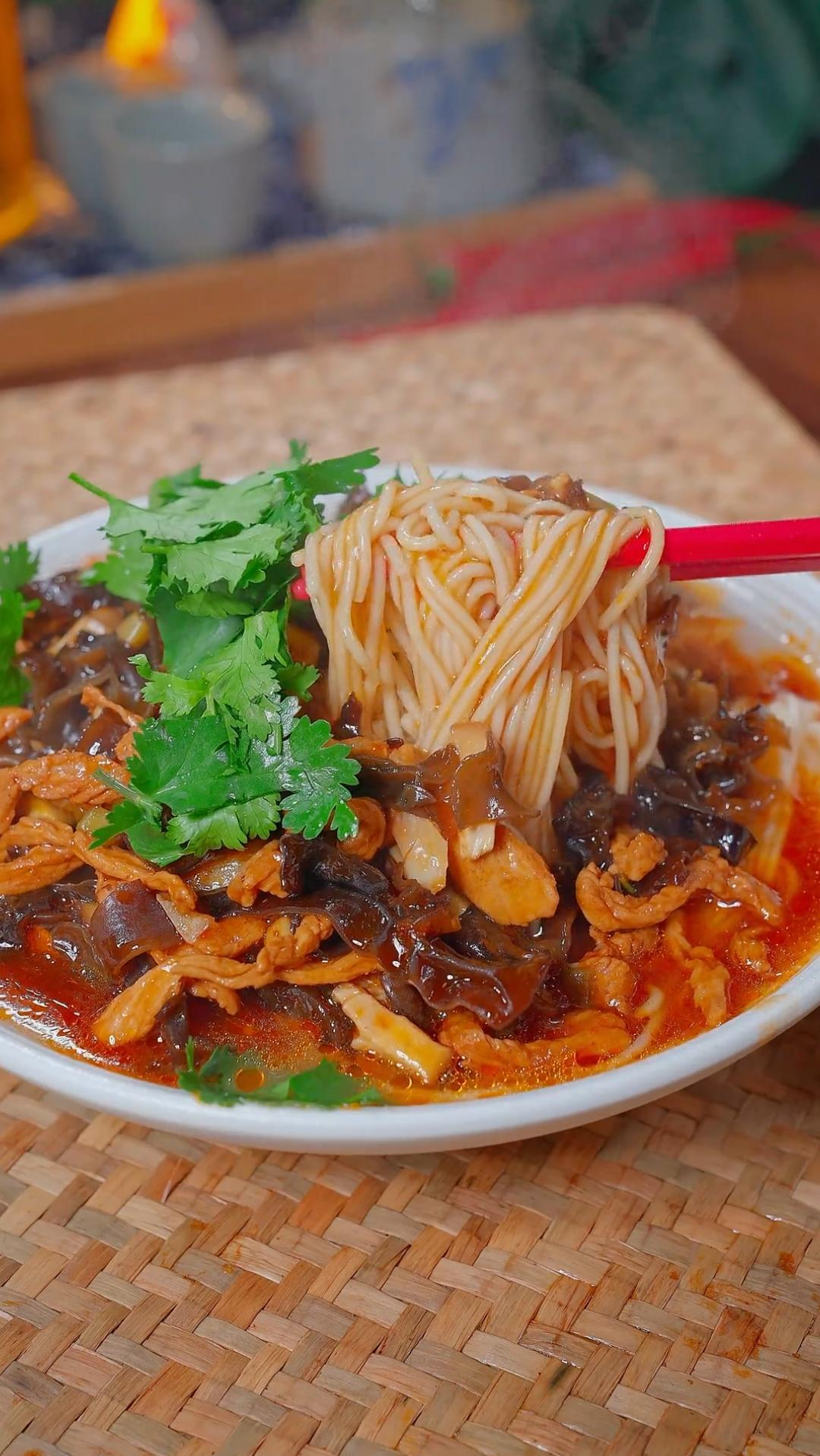 #美食#木耳肉丝面,做法简单又好吃