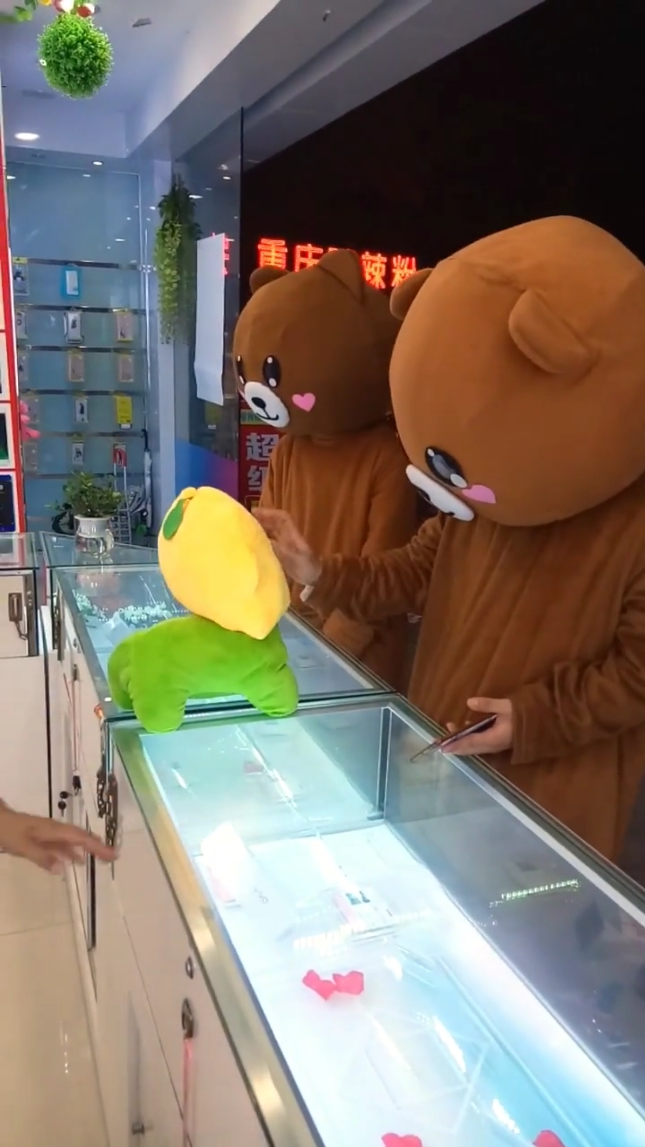  搞了半天里面啥也没有 那小姐姐说免费送的