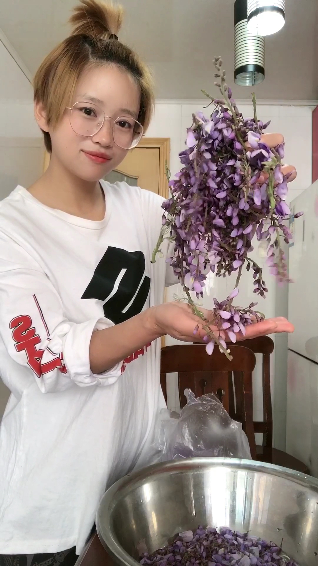 记录农村宝妈带孩子的日常生活   第18天   今天吃洋槐花蒸菜