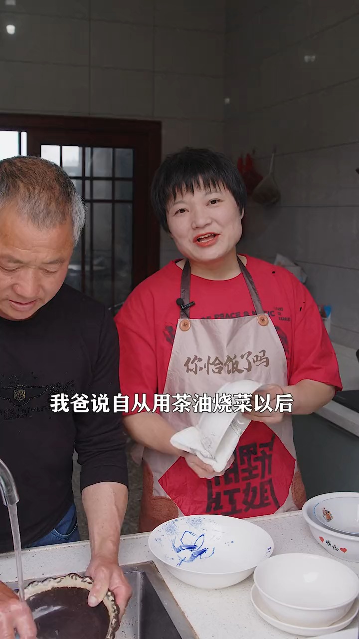 #美食#茶油作为湖南特色,除了用来炒菜其他用法也特别多,我爸说用茶油做菜,洗碗都方便很多
