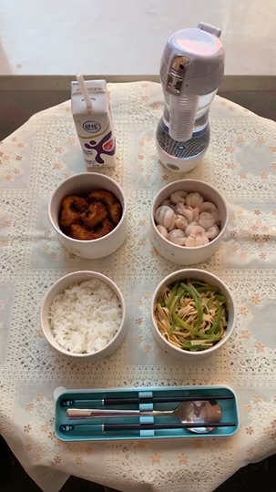 记录初中生活,初二.第十一天送餐,炸鱼段、尖椒干豆腐、山竹、牛奶、水素水。