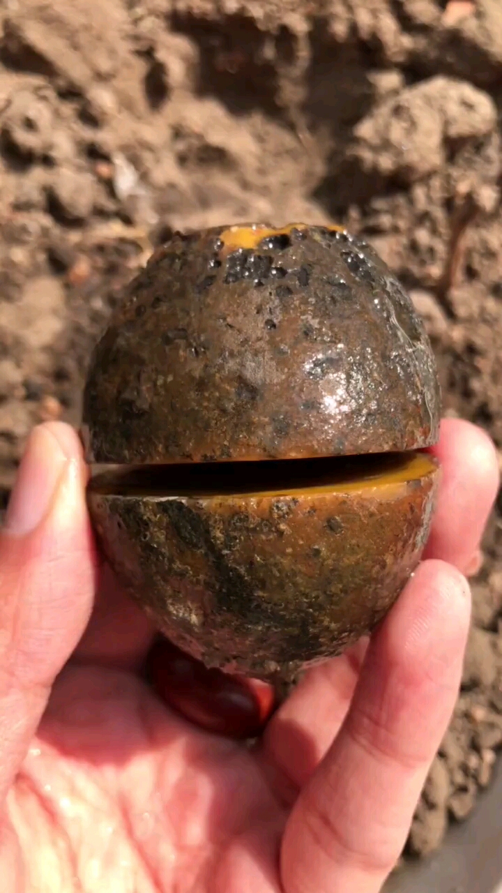 打开一块玛瑙原石,看看里面会是什么样子的