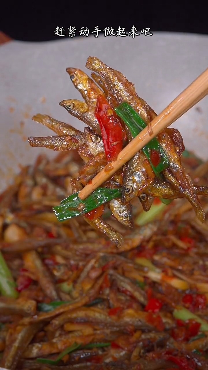 #美食#很多人喜欢吃小鱼干,可是炒出来又腥又苦还嚼不动,今天分享一个简单的做法哦