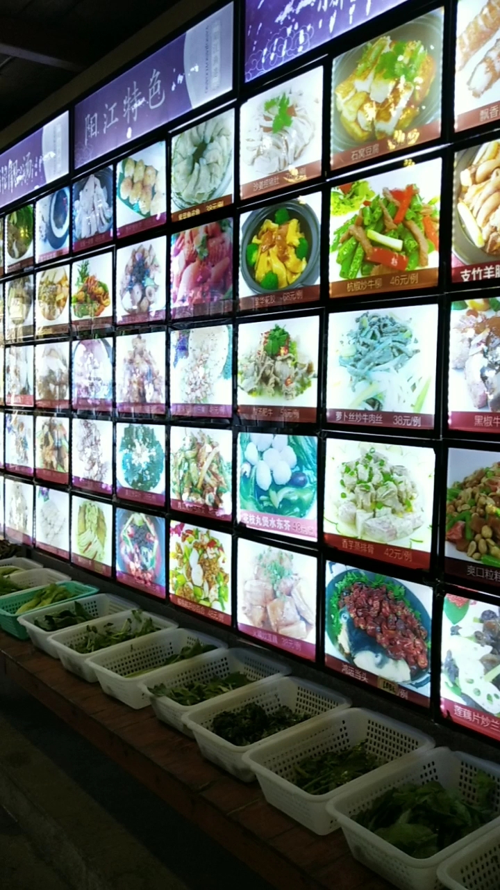 特色餐厅,菜牌挂墙上