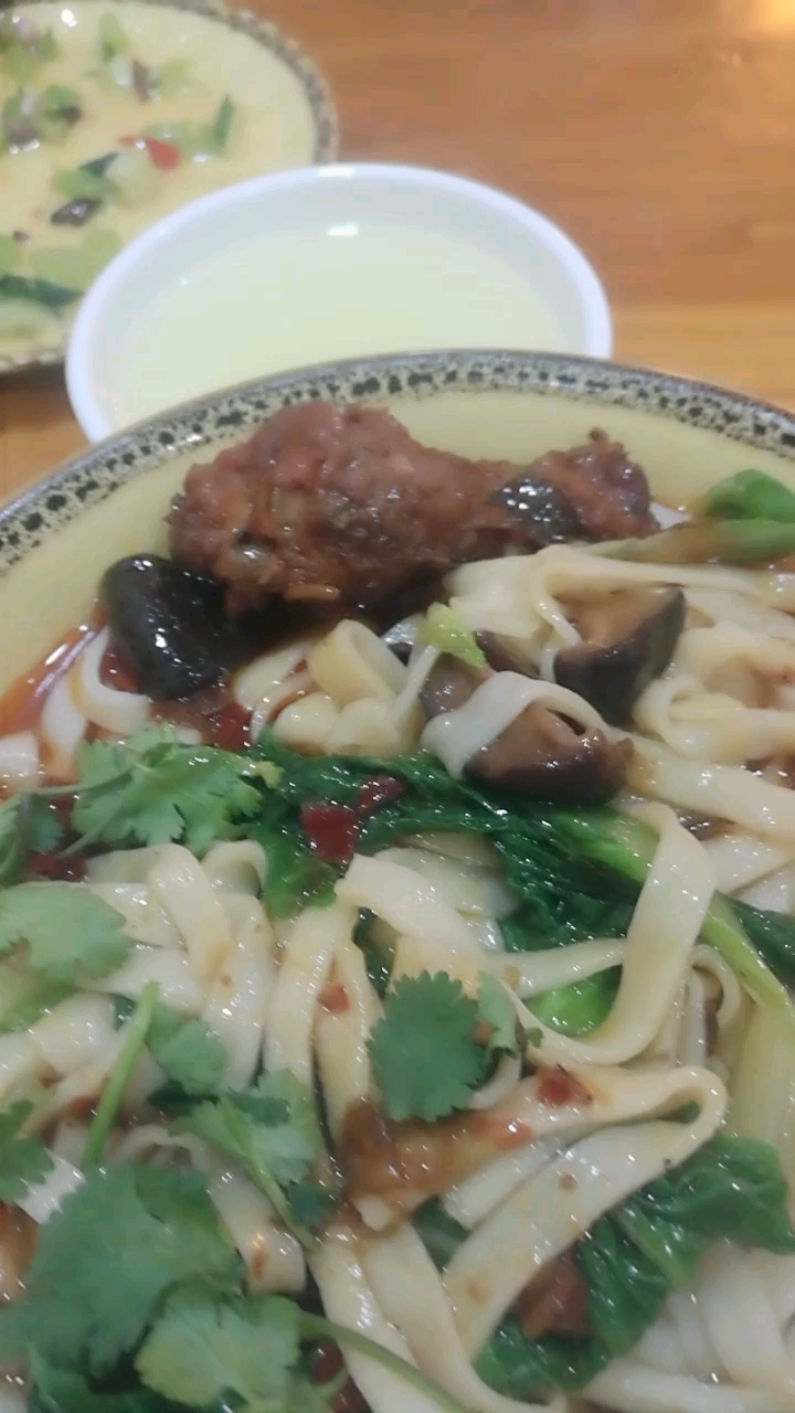 香菇鸡块面???我要坐引擎盖上哭