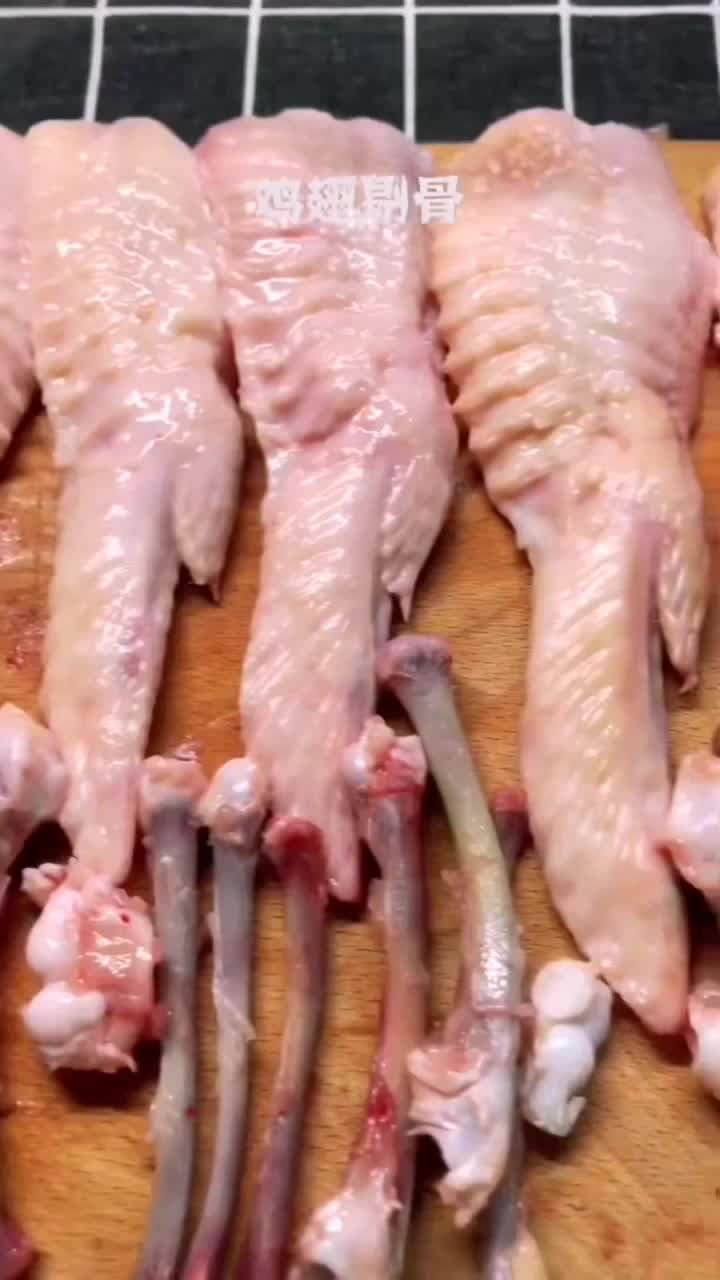 蛋包饭有点素,那来个鸡翅包饭吧。