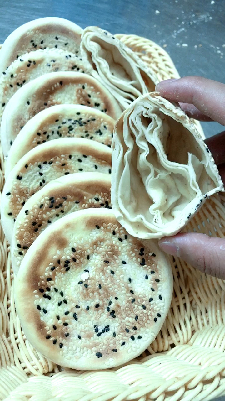 芝麻烧饼已经出锅了喜欢的朋友记得点个爱心支持一下!下个视频更新详细制作方法。
