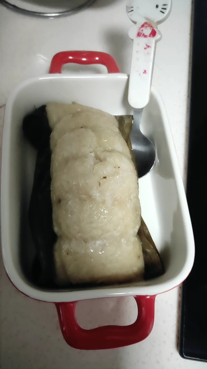 最豪迈的XXL版大肉粽做法:大粽叶.脱皮绿豆.花生油.新鲜五花肉酱油或生抽腌好