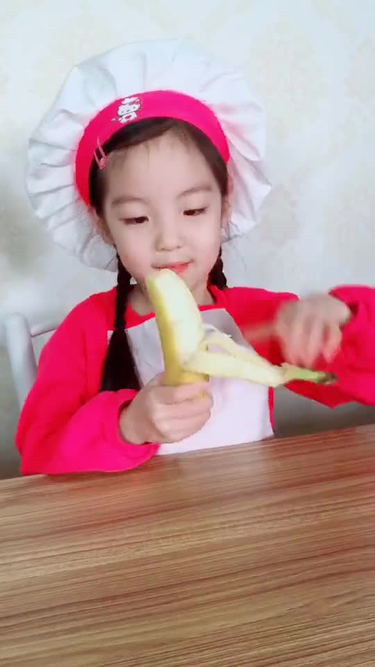 超简单且不用烤箱的香蕉派:香蕉压成泥加点炼乳,馄饨皮对折包入,小叉子封口,黄油融化煎至两面