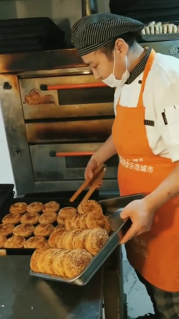 五香椒盐芝麻烧饼,外酥里嫩,老少皆宜,早四点下午四点,直播间免费教大家做天津卫烧饼双击关注