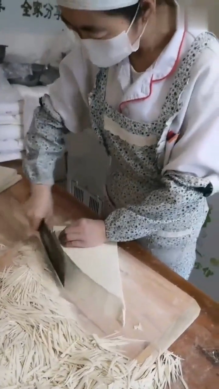 大妈好厉害,柳叶面原来是这样切出来的,真是高手在民间