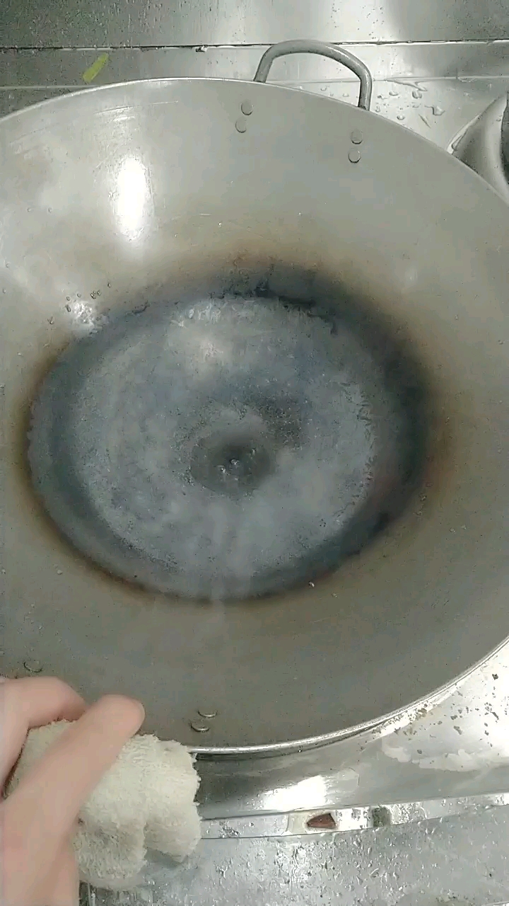 厨师的炒菜锅。