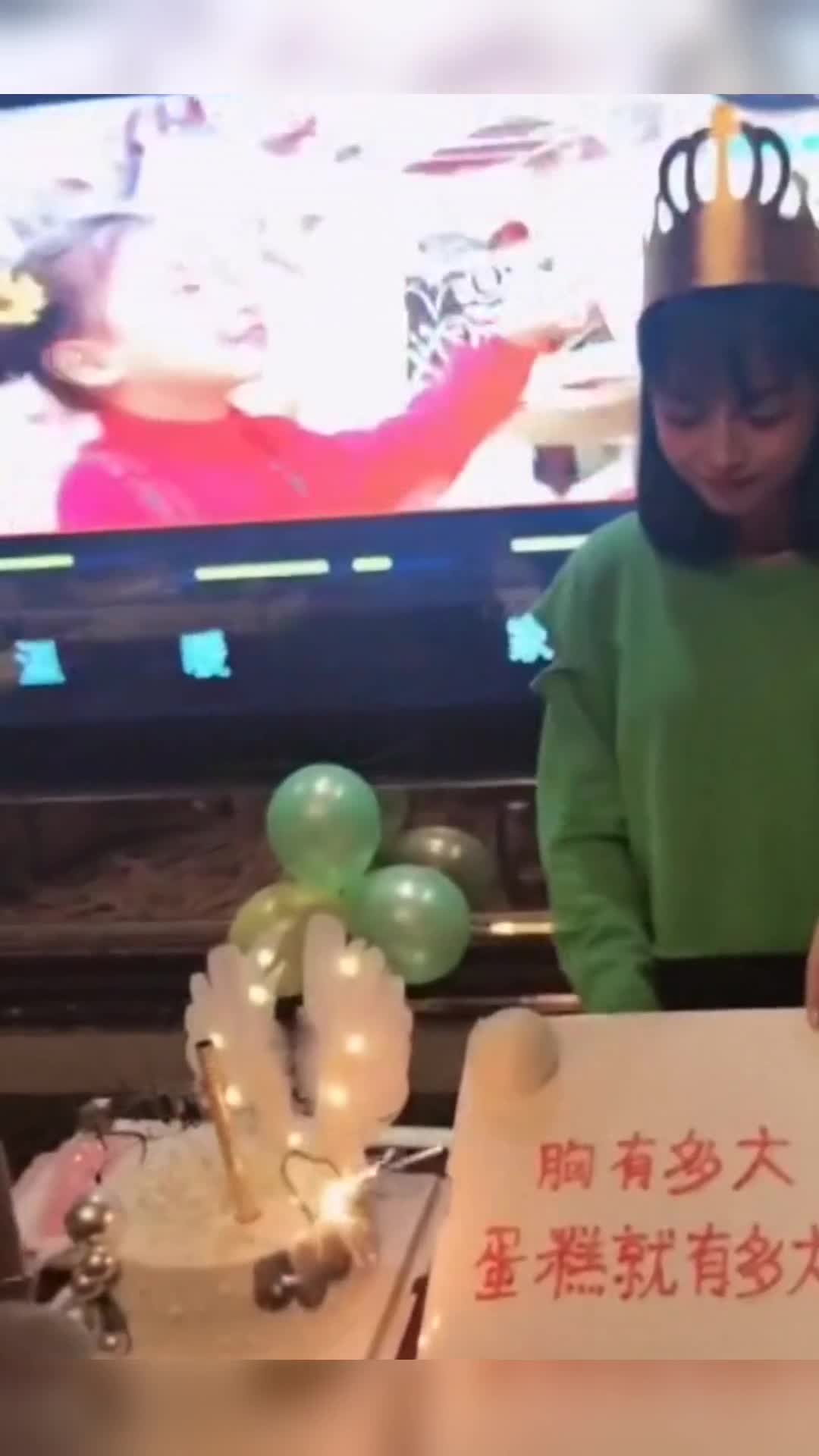 #我要上热门#过生日收到这样的蛋糕,小姐姐这表情,是不是要急眼了!