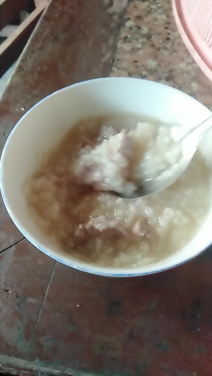猪肝瘦肉粥,特别有营养,孕妇吃了对胎儿好喔!