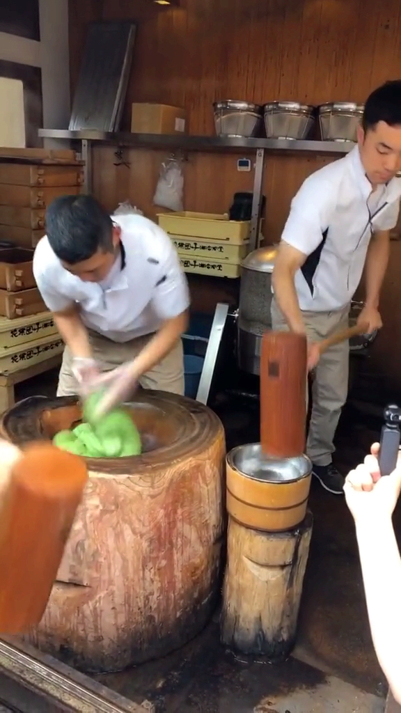 #吃喝玩乐过假期#日本快速打年糕表演