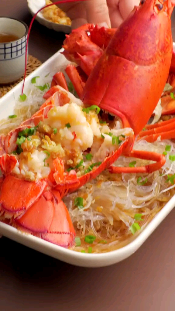 蒜蓉粉丝大龙虾,新年饭桌上面来几只,保准她们不吃其他菜,就吃龙虾