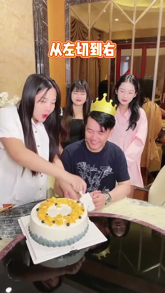 切生日蛋糕,也要有仪式感!哈哈祝老公生日快乐!切生日蛋糕,也要有仪式感!